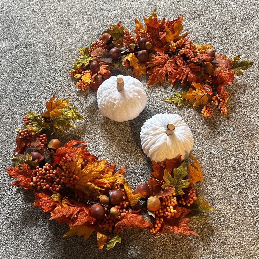 Autumn Harvest Wreath with White Pumpkins table decorations for thanksgiving